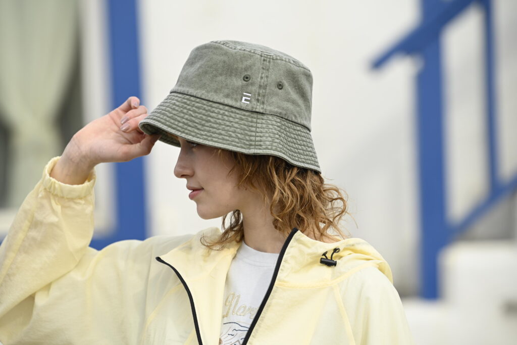 WOMANS PIGMENT HAT